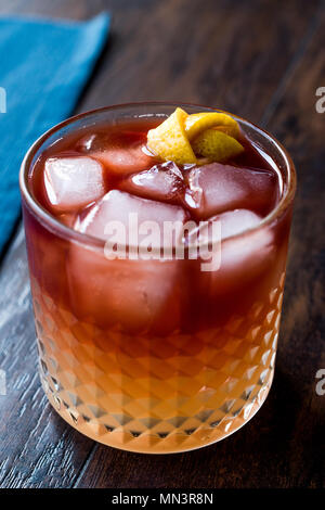 New Yorker Cocktail mit Zitronenschale und Eis. Beverage Konzept. Stockfoto