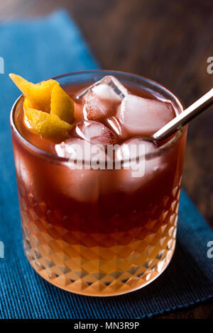 New Yorker Cocktail mit Zitronenschale und Eis. Beverage Konzept. Stockfoto