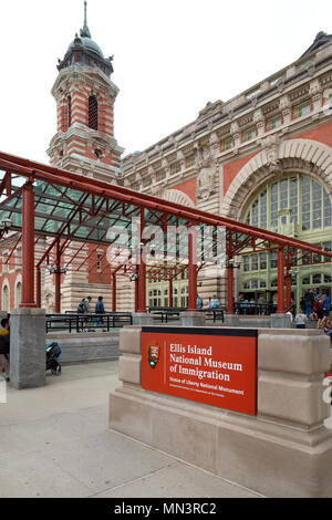 Touristen in die Ellis Island Immigration Museum, Ellis Island, New York City, USA Stockfoto