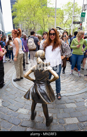 Touristen, die die furchtlose Mädchen Statue von Kristen Visbal, Downtown New York, New York City, Vereinigte Staaten von Stockfoto