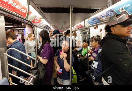 New Yorker U-Bahn Passagiere in einem überfüllten Zug Schlitten auf der New York City Subway, New York, USA Stockfoto