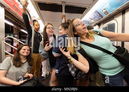 Jugend Mädchen Spaß in einem Schlitten auf der New Yorker U-Bahn, New York City, Vereinigte Staaten von Amerika Stockfoto