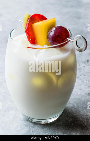 Pina Colada Cocktail mit Früchten. Beverage Konzept. Stockfoto