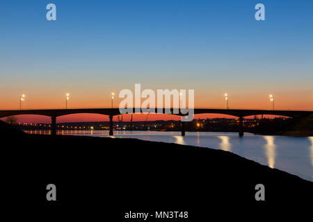 Sonnenuntergang hinter dem Bangkok Bridge und Bangkok River. Stockfoto