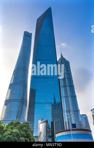 Jin Mao Tower Drei Wolkenkratzer Reflexionen, Muster und Designs Liujiashui Financial District Shanghai China. Shanghai Tower und Shanghai World Stockfoto