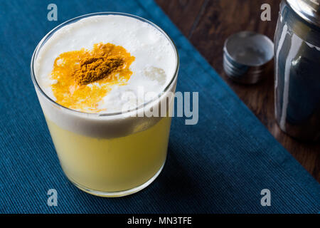 Würzige Pisco Sour Cocktail mit Limettensaft, Eiweiß und peruanischen Traube Schnaps. Beverage Konzept. Stockfoto