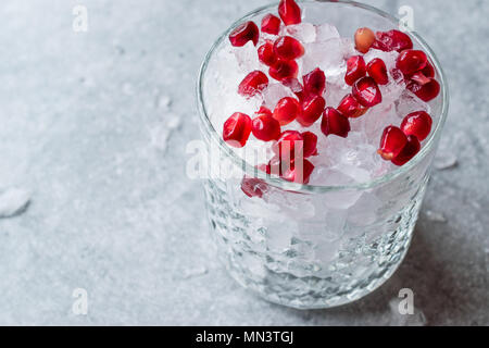 Granatapfel Cocktail mit Crushed Ice. Beverage Konzept. Stockfoto