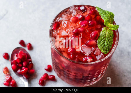 Granatapfel Cocktail mit Minze und Crushed Ice. Beverage Konzept. Stockfoto