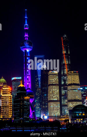 Der Oriental Pearl TV Tower Pudong Reflexionen Nachtlichter Fluss Huangpu Drei Wolkenkratzer das Stadtbild Shanghai China Stockfoto