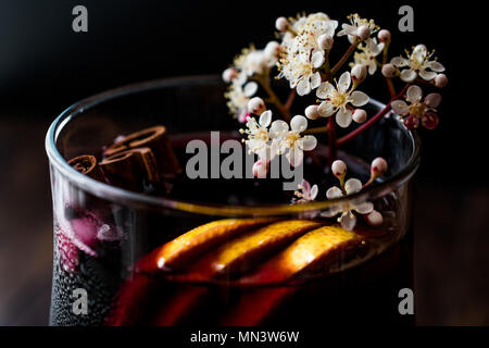 Sangria Cocktail in Wein Glas mit Zitrone, Zimt, Obst und Eis. Beverage Konzept. Stockfoto