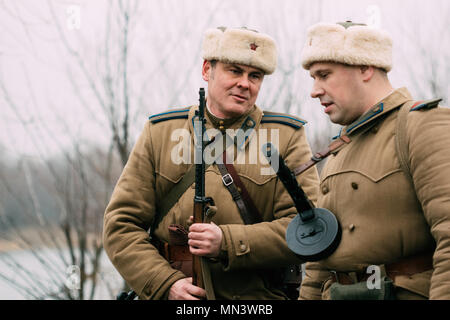 Gomel, Belarus - November 26, 2017: Sowjetische Offiziere des Zweiten Weltkrieges sprechen Stockfoto