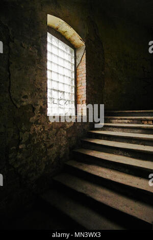 Hölzerne Treppe eines zerstörten Treppe eines alten Mietshaus in Posen Stockfoto