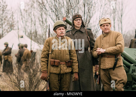 Gomel, Belarus - November 26, 2017: Erwachsene Rote Armee der UDSSR sind posieren für ein Foto. Wiederaufbau der Befreiung der Stadt Gomel Stockfoto