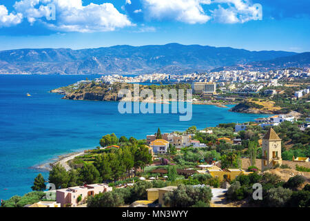 Panoramablick auf die High point Blick auf den malerischen Golf von Mirambello, mit der Insel Agii Pantes und der Stadt Agios Nikolaos, Kreta, Griechenland Stockfoto