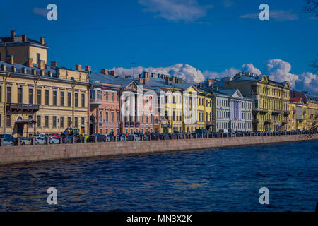 ST. PETERSBURG, Russland, 01. MAI 2018: Blick auf den Fluss Moyka mit einigen Gebäuden in der Riverside in St. Petersburg war die Hauptstadt von Russland und zieht viele Touristen Stockfoto