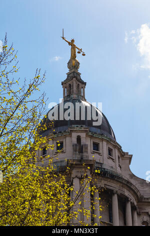 Lady Gerechtigkeit Statue auf der Oberseite des Old Bailey Gericht Gebäude Stockfoto