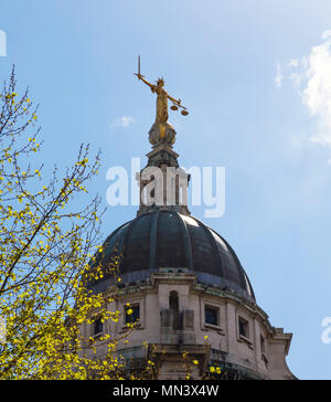 Lady Gerechtigkeit Statue auf der Oberseite des Old Bailey Gericht Gebäude Stockfoto