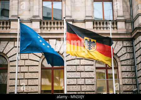 Flagge Deutschlands und der Europäischen Union in Berlin. Zustand Symbol und der nationalen Regierung Flagge der Bundesrepublik Deutschland und der EU Stockfoto