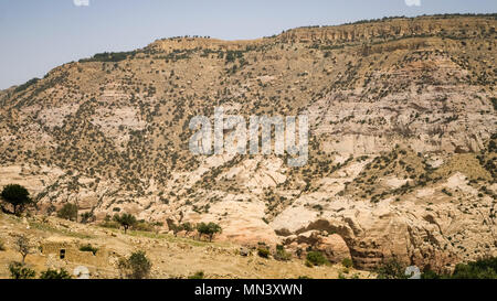 Arides Klima Landschaft mit Bergen in Wadi Dana Tal Stockfoto