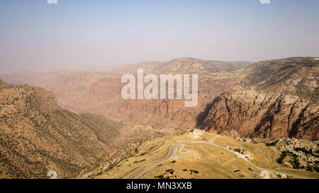 Luftaufnahme von Country Road schlängelt sich durch das Wadi Dana Canyon in der jordanischen Wüste Wüste Stockfoto