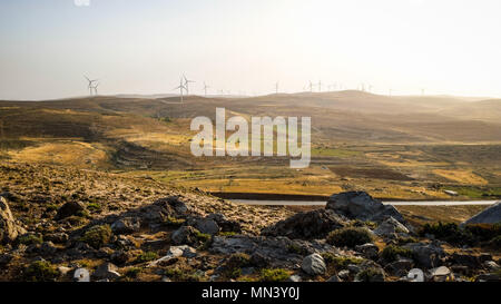 Wüste Straße Autobahn mit Windmühle auf dem Hintergrund in einem wüstenklima Landschaft Stockfoto