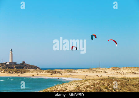 Leute, Kitesurfen am Strand von Los Caños de Meca, neben dem Leuchtturm von Trafalgar, an der Küste von Cadiz, Spanien Stockfoto