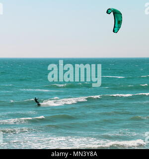 Mann tun Kitesurfen Stockfoto