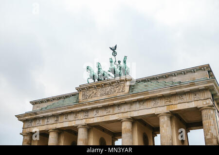 Brandenburger Tor in Berlin, Deutschland oder die Bundesrepublik Deutschland. Architektonisches Monument, das sich im historischen Zentrum von Berlin. Symbol und das Denkmal der Architektur. Stockfoto