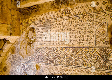 Alten Schriften auf einem Mosaik Muster in Madaba Archäologischer Park Stockfoto