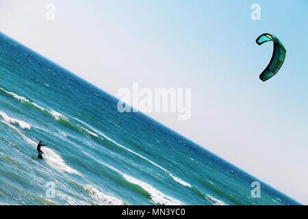 Mann tun Kitesurfen Stockfoto