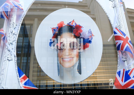 London, Großbritannien. 14. Mai 2018. Ein Porträt von Meghan Markle Sonnenbrille tragen wird im Fenster eines Londoner Optiker angezeigt als die königliche Hochzeit mania die Hauptstadt fegt mit ein paar Tage, bis Prinz Harry heiratet ist Verlobter Meghan Markle im Windsor Kapelle am 19. Mai die großen Menschenmassen und weltweit die Aufmerksamkeit der Medien Credit: Amer ghazzal/Alamy Leben Nachrichten erwartet wird Stockfoto