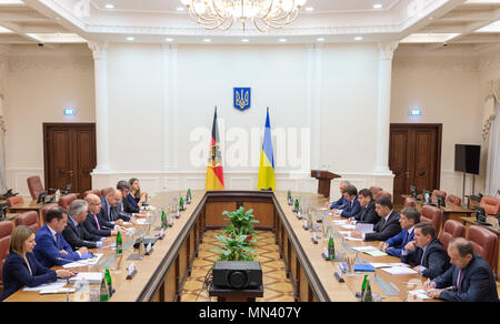 14. Mai 2018, in der Ukraine, Kiew: Die deutsche Delegation (L) des Bundesministeriums für Wirtschaft und Energie mit Peter Altmaier (CL) der Christlich Demokratischen Union (CDU), Bundesminister für Wirtschaft und Energie, sowie die ukrainischen Politiker mit Wladimir Groysman (CR), Premierminister der Ukraine, treffen sich zu einem Gespraech im Kabinett Kammer der Ukraine Sitz der Regierung. Der deutsche Außenminister reist nach Kiew (Ukraine) und Moskau (Russland) für Gespräche. Foto: Christophe Kirschtorte/dpa Stockfoto