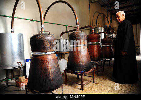 Damaskus, Syrien. 13. Mai, 2018. Eine syrische Bauer kocht rose Wasser während der Destillation des berühmten Damast, oder Damaszener Rose in der Stadt al-Mara, nördlich der Hauptstadt Damaskus, Syrien, am 13. Mai 2018. Credit: Ammar Safarjalani/Xinhua/Alamy leben Nachrichten Stockfoto