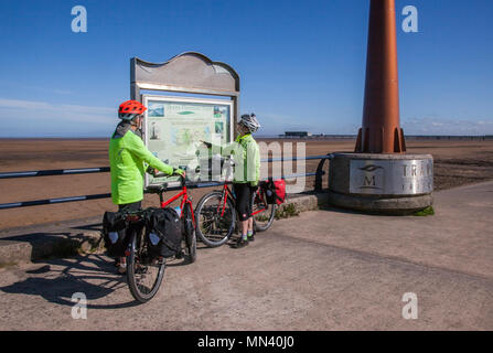 Der Trans Pennine Trail (TPT) ist eine Route für Wanderer und Radfahrer. Southport, Merseyside. Wetter in Großbritannien. 14/05/2018. Hell sonniger Start in den Tag, während Mark & Jenny ihre Route überprüfen, bevor Sie sich auf eine Radtour von Küste zu Küste begeben. Der Trail von Küste zu Küste zwischen Southport und Hornsea ist 215 km entfernt. Der Trans Pennine Route Trail ist auf dem gesamten Weg kartiert und ausgeschildert, hauptsächlich verkehrsfrei und überraschend hoch, wenn man die dramatische Landschaft auf dem Weg bedenkt. Stockfoto