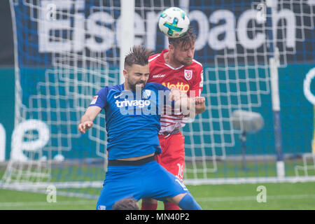 Lukas HINTERSEER (links, BO) gegen Markus PALIONIS (R), Aktion, Duellen, Fußball 2. Fussballbundesliga, 34. Spieltag VfL Bochum (BO) - SSV Jahn Regensburg (R) 1:1, 13.05.2018 in Bochum/Deutschland. | Verwendung weltweit Stockfoto