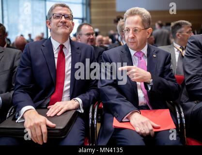 14. Mai 2018, Deutschland, Berlin: Hans-Georg Maaßen (R), Präsident des Bundesamtes für Verfassungsschutz (BfV) (lit. Bundesamt für Verfassungsschutz) und Andrew Parker, Generaldirektor des britischen Geheimdienst MI5, haben ein Gespräch während des Symposiums des BfV zum Thema "Hybride Bedrohungen - Operations Antworten" (Lit. hybride Bedrohungen - integrierte Antworten). Foto: Kay Nietfeld/dpa Stockfoto