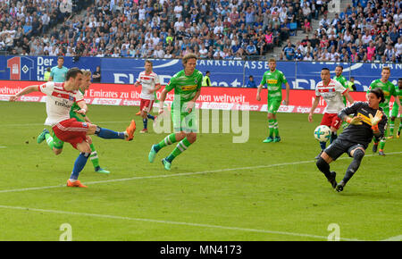 Hamburg, Deutschland. 12. Mai 2018. Filip KOSTIC (HH, links) mit großer Wahrscheinlichkeit gegen Torhüter Yann Sommer (MG, rechts), Aktion, strafraum Szene, Fußball 1. Fussballbundesliga, 34. Spieltag, HSV Hamburg Hamburg Hamburg (HH) - Borussia Mönchengladbach (MG) 2:1, am 12.05.2018 in Hamburg/Deutschland. | Verwendung der weltweiten Kredit: dpa/Alamy leben Nachrichten Stockfoto