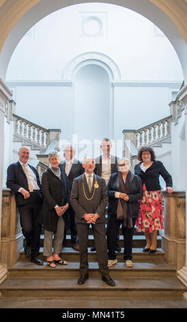 Royal Academy of Arts, London, UK. 14. Mai 2018. International renommierte Architekten des neuen Königlichen Akademie der Künste, Sir David Chipperfield RA, Royal Academician Tacita Dean, deren Ausstellung Landschaft eröffnet die neue Galerien, RA-Präsident Christopher Le Brun und Chief Executive Charles Saumarez Smith offiziell eröffnet die neue erweiterte RA, die der Öffentlichkeit am 19. Mai 2018 geöffnet. Credit: Malcolm Park/Alamy Leben Nachrichten. Stockfoto