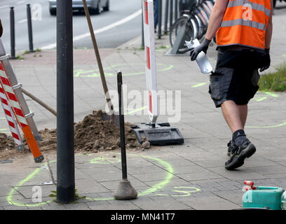 14. Mai 2018, Deutschland, Essen: Techniker ersetzen die Ampel, die wahrscheinlich bei einem Unfall zerstört wurde nach einem illegalen Autorennen am Sonntagabend (12. Mai 2018) am Berliner Platz (lit. Berliner Platz). Mindestens fünf Menschen wurden zum Teil schwer bei dem Unfall verletzt. Foto: Roland Weihrauch/dpa Stockfoto