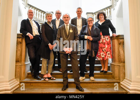 London, Großbritannien. 14. Mai 2018. (L und R) Charles Saumarez Smith, Chief Executive RA, Rebecca Setter, Keeper RA, RA Sir David Chipperfield, Architekt, Christopher Le Brun, Präsident RA, Tim Marlow, Künstlerischer Leiter RA, Tacita Dean, Künstler, und Ros Kerslake, Heritage Lottery Fund, an einem Fotoshooting für die Eröffnung des neuen Königlichen Akademie der Künste (RA) in Piccadilly. Credit: Stephen Chung/Alamy leben Nachrichten Stockfoto