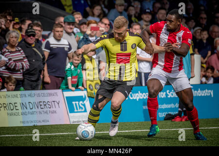 Harrogate, Yorkshire, UK. 13. Mai, 2018. Nachrichten: Harrogate Stadt förderte die Nationale Liga, der CNG-Stadion, Harrogate, North Yorkshire, UK. 13. Mai 2018. George Thomson (Stadt Harrogate) hält die Brackley Town Spieler, einen weiteren Angriff zu setzen. Stadt Harrogate 3-0 Brackley Town - Nationale Liga Nord Endspiel Finale bei den CNG-Stadion in Harrogate. Harrogate sind die Nationale Liga für die Saison 2018/19 gefördert. Credit: Gefangen Light Fotografie begrenzt/Alamy leben Nachrichten Stockfoto