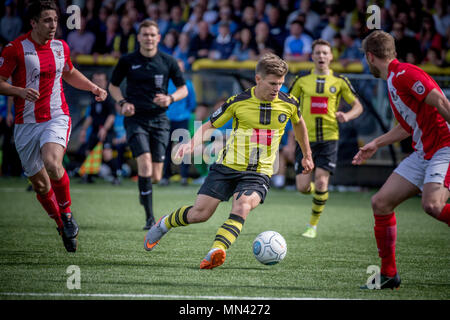 Harrogate, Yorkshire, UK. 13. Mai, 2018. Nachrichten: Harrogate Stadt förderte die Nationale Liga, der CNG-Stadion, Harrogate, North Yorkshire, UK. 13. Mai 2018. Lloyd Kerry (Stadt Harrogate) läuft mit dem Ball, schneiden in der brackley Town Defender. Stadt Harrogate 3-0 Brackley Town - Nationale Liga Nord Endspiel Finale bei den CNG-Stadion in Harrogate. Harrogate sind die Nationale Liga für die Saison 2018/19 gefördert. Credit: Gefangen Light Fotografie begrenzt/Alamy leben Nachrichten Stockfoto