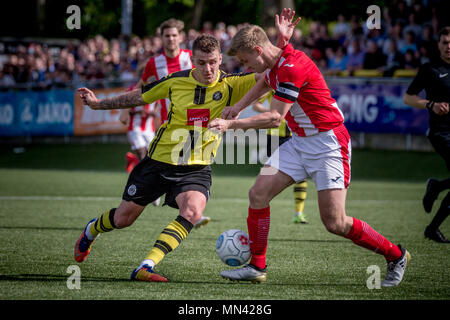 Harrogate, Yorkshire, UK. 13. Mai, 2018. Nachrichten: Harrogate Stadt förderte die Nationale Liga, der CNG-Stadion, Harrogate, North Yorkshire, UK. 13. Mai 2018. Joe Leesley (Stadt Harrogate) läuft mit Gareth Dean (Kapitän) (Brackley Town) und schlägt ihm einen Schuß auf Ziel zu erreichen. Stadt Harrogate 3-0 Brackley Town - Nationale Liga Nord Endspiel Finale bei den CNG-Stadion in Harrogate. Harrogate sind die Nationale Liga für die Saison 2018/19 gefördert. Credit: Gefangen Light Fotografie begrenzt/Alamy leben Nachrichten Stockfoto