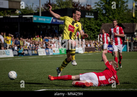 Harrogate, Yorkshire, UK. 13. Mai, 2018. Nachrichten: Harrogate Stadt förderte die Nationale Liga, der CNG-Stadion, Harrogate, North Yorkshire, UK. 13. Mai 2018. Ryan Fallowfield (Stadt Harrogate) springt über die Herausforderung von Alex Gudger (Brackley Town). Stadt Harrogate 3-0 Brackley Town - Nationale Liga Nord Endspiel Finale bei den CNG-Stadion in Harrogate. Harrogate sind die Nationale Liga für die Saison 2018/19 gefördert. Credit: Gefangen Light Fotografie begrenzt/Alamy leben Nachrichten Stockfoto