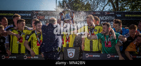 Harrogate, Yorkshire, UK. 13. Mai, 2018. Nachrichten: Harrogate Stadt förderte die Nationale Liga, der CNG-Stadion, Harrogate, North Yorkshire, UK. 13. Mai 2018. Stadt Harrogate präsentiert die Play off Final Trophy von Irving Weber (Vorsitzender, Harrogate Stadt). Champagner fließt und die Spieler feiern. Stadt Harrogate 3-0 Brackley Town - Nationale Liga Nord Endspiel Finale bei den CNG-Stadion in Harrogate. Harrogate sind die Nationale Liga für die Saison 2018/19 gefördert. Credit: Gefangen Light Fotografie begrenzt/Alamy leben Nachrichten Stockfoto