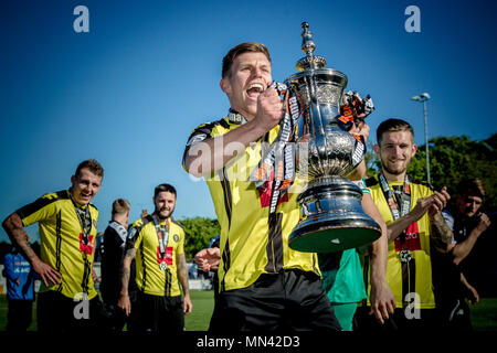 Harrogate, Yorkshire, UK. 13. Mai, 2018. Nachrichten: Harrogate Stadt förderte die Nationale Liga, der CNG-Stadion, Harrogate, North Yorkshire, UK. 13. Mai 2018. Lloyd Kerry (Stadt Harrogate) feiert mit der Play-off-Final Trophy vor den Fans. Stadt Harrogate 3-0 Brackley Town - Nationale Liga Nord Endspiel Finale bei den CNG-Stadion in Harrogate. Harrogate sind die Nationale Liga für die Saison 2018/19 gefördert. Credit: Gefangen Light Fotografie begrenzt/Alamy leben Nachrichten Stockfoto