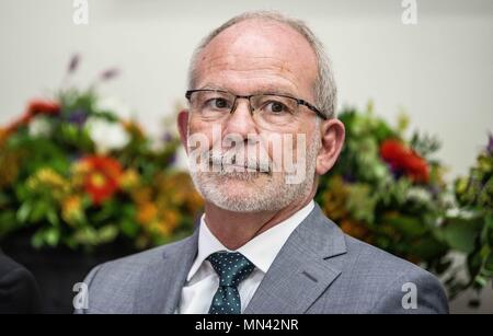 München, Bayern, Deutschland. 14 Mai, 2018. Der bayerische Innenminister Joachim Herrmann in seiner Rolle als Integration Minister präsentiert die Einbürgerung Statistiken für 2017, die zunehmende Tendenzen seit 2014. Als Teil der Präsentation stellte er sechs eingebürgerten Deutschen als Beispiele für eine gute Integration. 2016 sah 14,394 'integriert'' Ausländer in Bayern, ein Plus von 7,6 Prozent gegenüber dem Vorjahr. eine Frau, die in Ungarn Sozialpadagogik studiert und lebt jetzt in Passau. Ein ukrainischer Staatsangehöriger, lebt in Nürnberg und arbeitet als IT-consulatant. ein Mexikaner, der Stockfoto