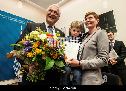 München, Bayern, Deutschland. 14 Mai, 2018. Der bayerische Innenminister Joachim Herrmann in seiner Rolle als Integration Minister präsentiert die Einbürgerung Statistiken für 2017, die zunehmende Tendenzen seit 2014. Als Teil der Präsentation stellte er sechs eingebürgerten Deutschen als Beispiele für eine gute Integration. 2016 sah 14,394 'integriert'' Ausländer in Bayern, ein Plus von 7,6 Prozent gegenüber dem Vorjahr. eine Frau, die in Ungarn Sozialpadagogik studiert und lebt jetzt in Passau. Ein ukrainischer Staatsangehöriger, lebt in Nürnberg und arbeitet als IT-consulatant. ein Mexikaner, der Stockfoto