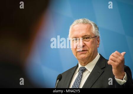 München, Bayern, Deutschland. 14 Mai, 2018. Der bayerische Innenminister Joachim Herrmann in seiner Rolle als Integration Minister präsentiert die Einbürgerung Statistiken für 2017, die zunehmende Tendenzen seit 2014. Als Teil der Präsentation stellte er sechs eingebürgerten Deutschen als Beispiele für eine gute Integration. 2016 sah 14,394 'integriert'' Ausländer in Bayern, ein Plus von 7,6 Prozent gegenüber dem Vorjahr. eine Frau, die in Ungarn Sozialpadagogik studiert und lebt jetzt in Passau. Ein ukrainischer Staatsangehöriger, lebt in Nürnberg und arbeitet als IT-consulatant. ein Mexikaner, der Stockfoto