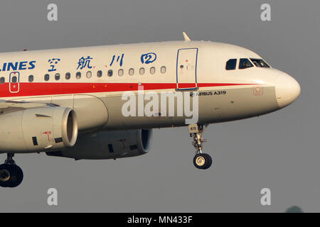 (180514) - CHENGDU, 14. Mai 2018 (Xinhua) - Flug 3U 8633, von Sichuan Airlines betrieben, bereitet die Notlandung nach ein mechanischer Fehler in Chengdu Shuangliu International Airport in Chengdu, der Hauptstadt der Provinz Sichuan im Südwesten Chinas, 14. Mai 2018 durchführen zu können. Teil des Cockpits Fenster brach wie den Airbus A319 über Chengdu flog. Das Flugzeug war auf dem Weg von Südwesten Chinas Chongqing Gemeinde nach Lhasa, der Hauptstadt der Autonomen Region Tibet. Es wurde gezwungen, an einem anderen Flughafen in Chengdu zu lenken. Alle Passagiere sicher sind, obwohl die Co- Pilot anhaltende Verletzungen im Gesicht und Stockfoto